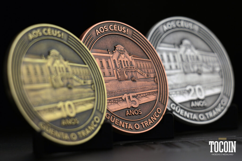 moedas guenta tranco epcar em banho bronze envelhecido, cobre envelhecido e prata envelhecido