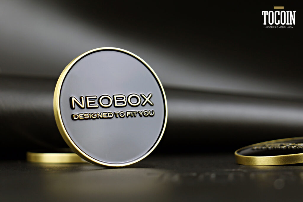 Post sobre reconhecer colaboradores e clientes - Na foto, moeda personalizada da Neobox