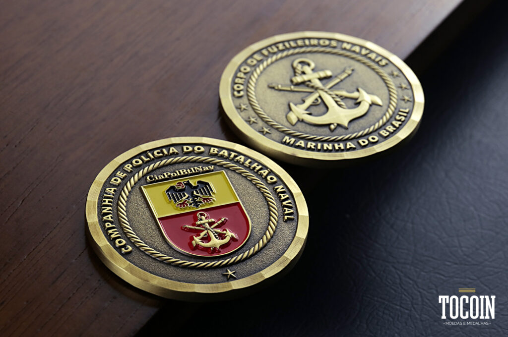 Duas challenge coins da Companhia de Polícia do Batalhão Naval da Marinha do Brasil