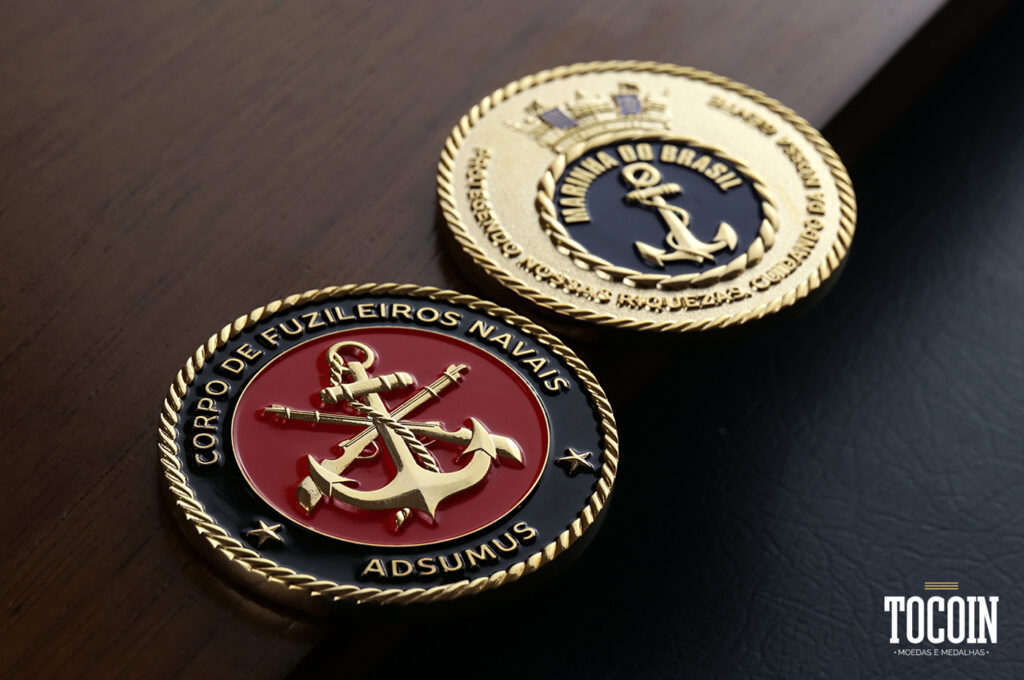 Duas challenge coins do Corpo de Fuzileiros Navais da Marinha do Brasil