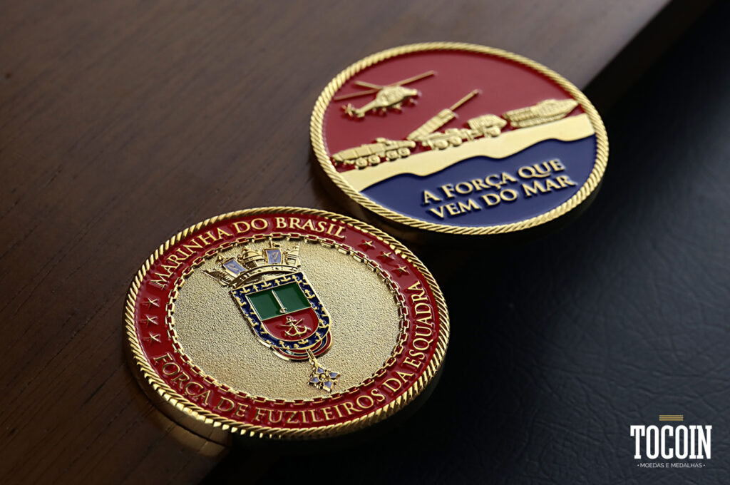 Duas challenge coins da Força de Fuzileiros da Esquadra da Marinha do Brasil