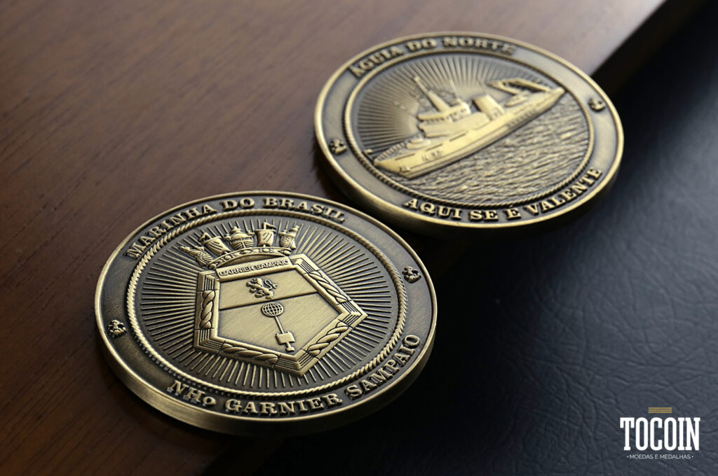 Duas challenge coins do navio-hidroceanográfico Garnier Sampaio da Marinha do Brasil