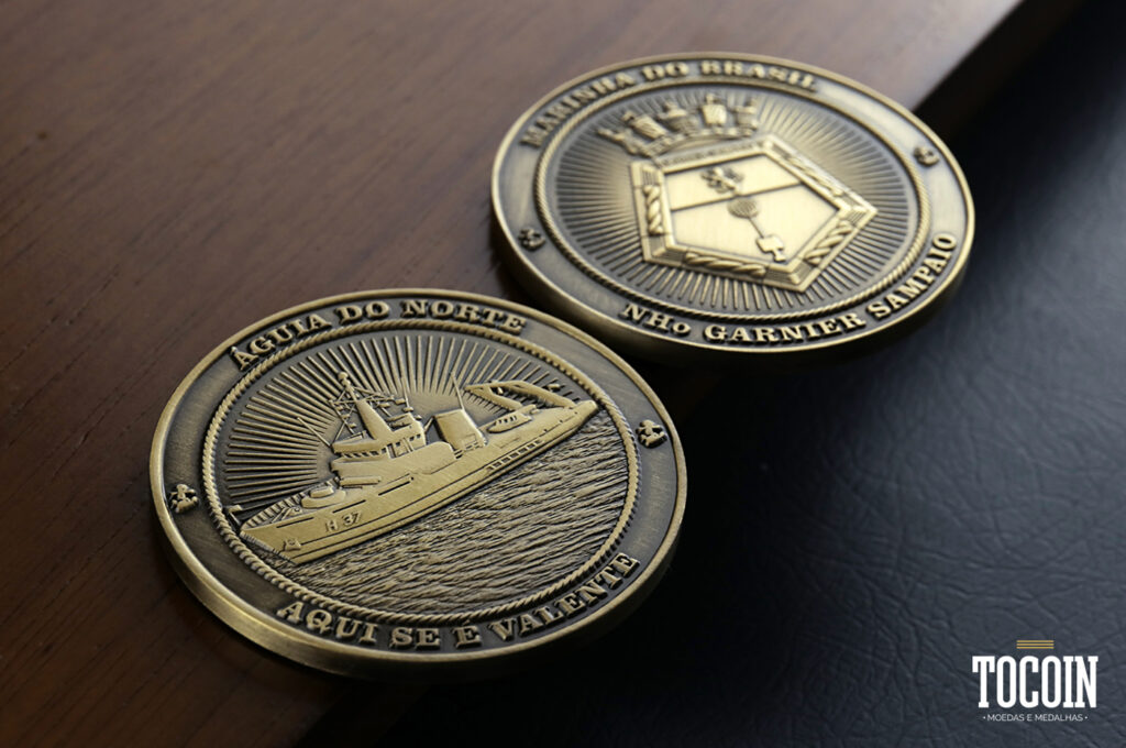 Duas challenge coins do navio-hidroceanográfico Garnier Sampaio da Marinha do Brasil