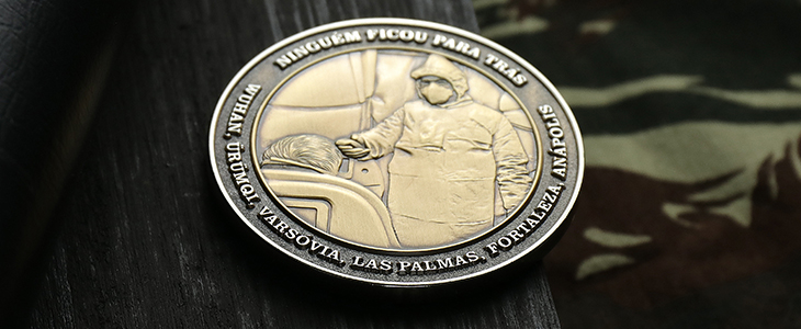 Operação Regresso à Pátria Amada. A imagem possui uma moeda personalizada em homenagem à operação.