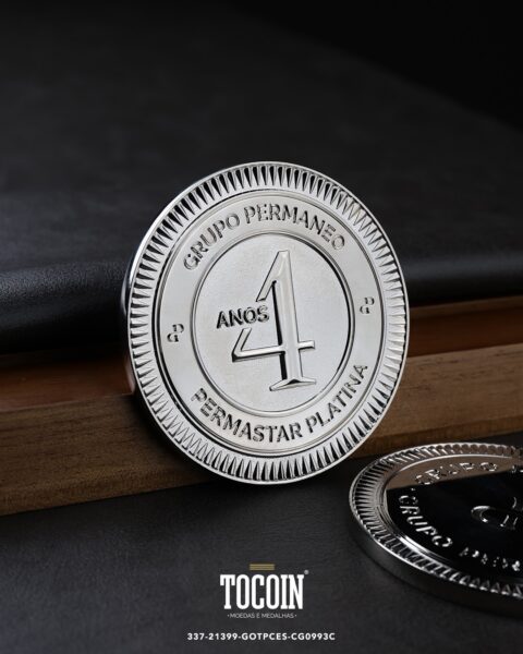 Moeda corporativa personalizada (challenge coin) – presente para funcionários e empresas – 341-21639-GRUPOPERMANEO4ANOS-CG1043C