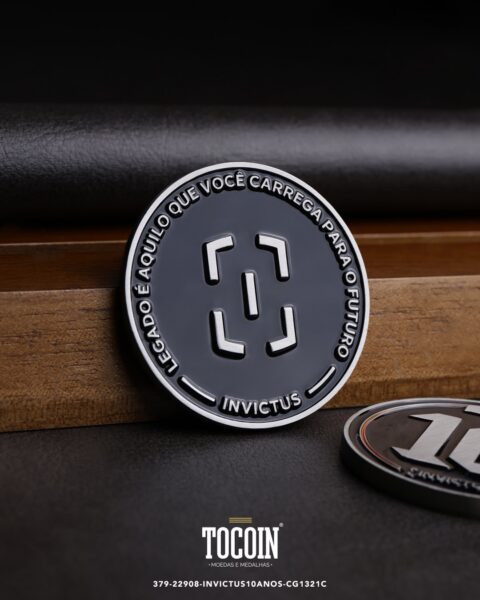 Moeda corporativa personalizada (challenge coin) – presente para funcionários e empresas – 379-22908-INVICTUS10ANOS-CG1321C